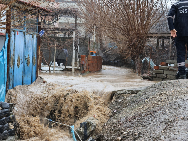 Diyarbakır’da Sağanak Yağış Sele Yol Açtı (1)
