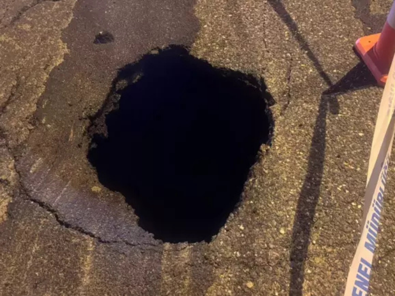 Diyarbakır’da Yol Çöktü; 1 Metre Çukur Oluştu-1