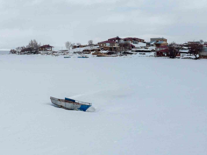 Kışın Sessizliği Nazik Gölü’nde Karelere Yansıdı (1)