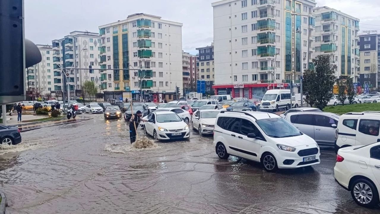 Diyarbakır'da sağanak yağışlı gün: Su baskınlarına dikkat