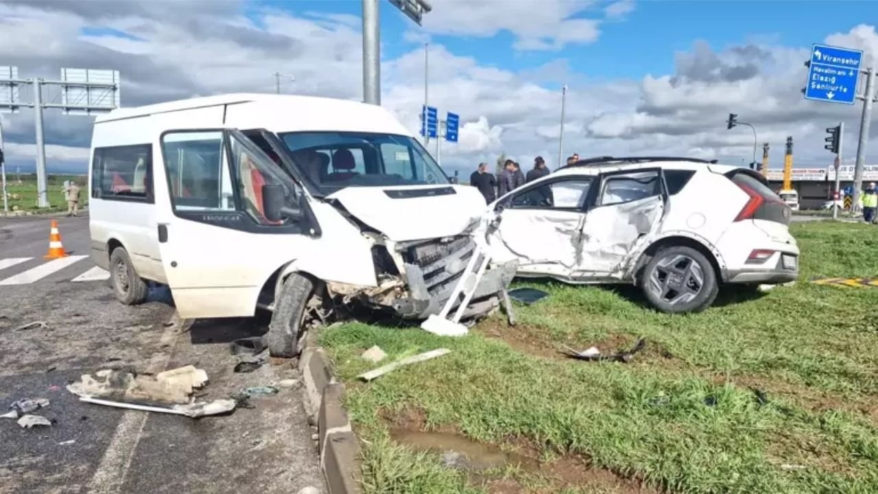 Diyarbakır'da öğrenci servisi kaza yaptı: 13 yaralı var