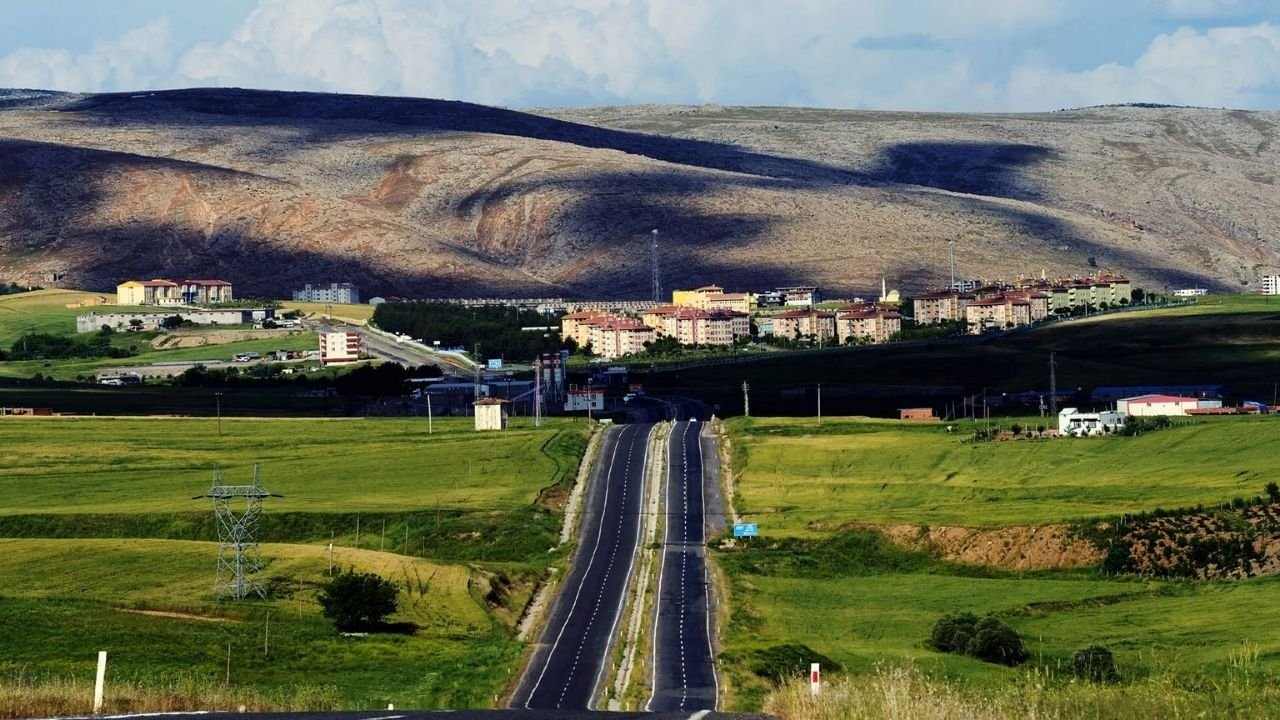 Diyarbakır-Silvan karayolunda zemin çökmesi: Ekipler onarım başlattı