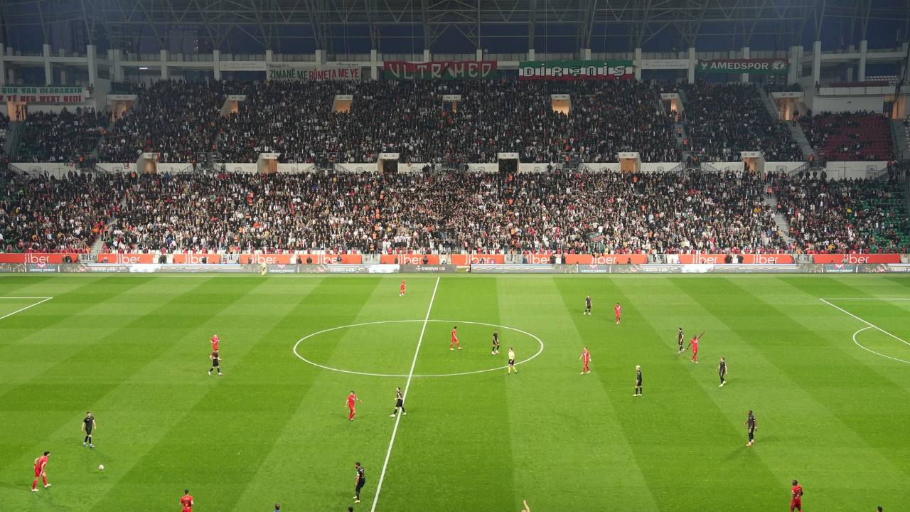 Serra Bucak tribünde! Amedspor’un 6 gollü zaferine ortak oldu