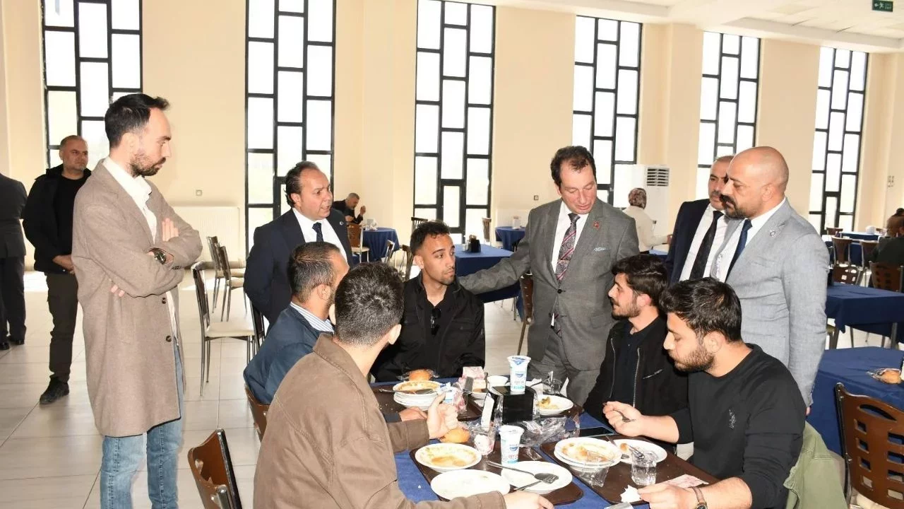 Dicle Üniversitesi’nde sürpriz buluşma: Rektör öğrencilerle aynı sofrada