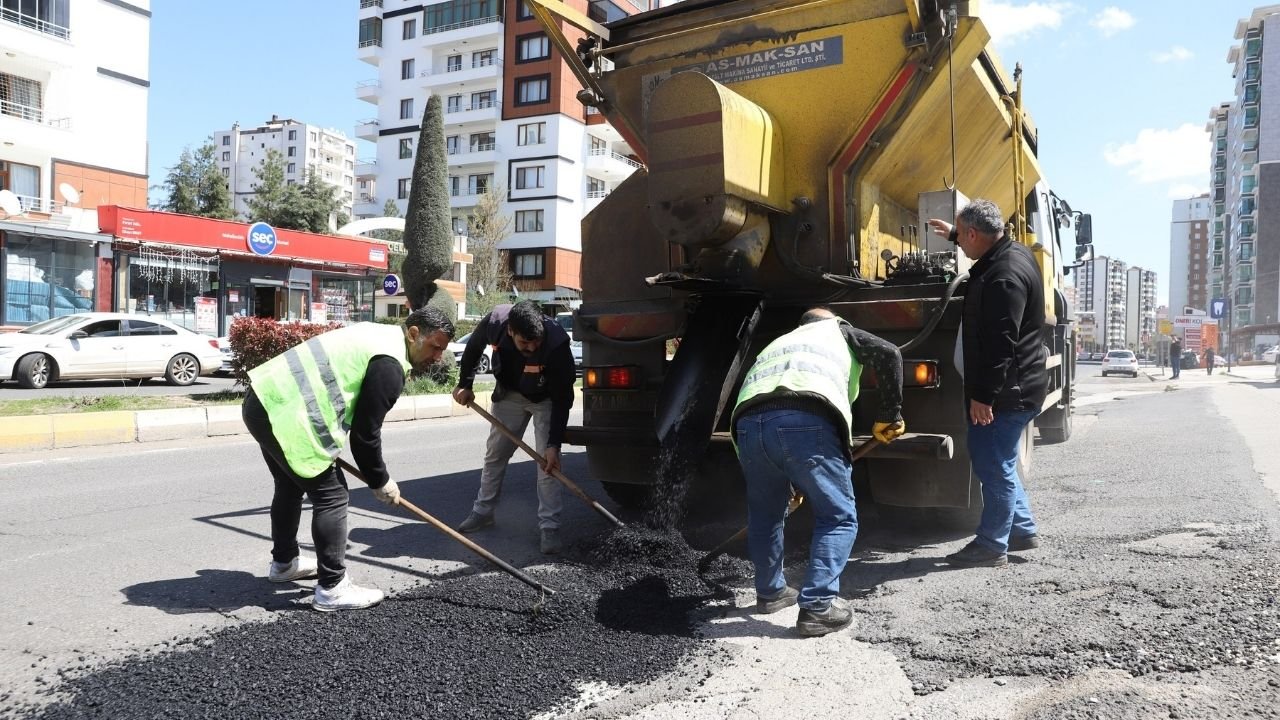 Diyarbakır'da yağışların vurduğu yollara müdahale: 187 ton asfalt kullanıldı
