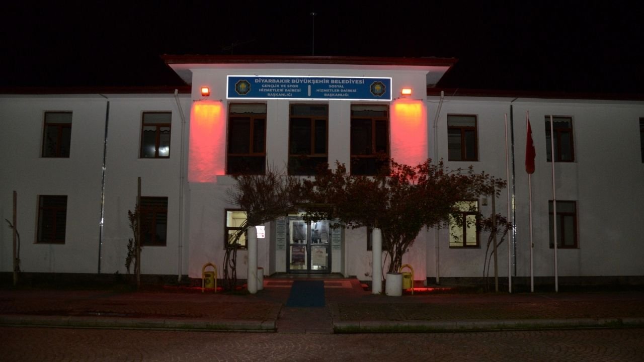 Diyarbakır'da kırmızı ışıklar otizm için yandı