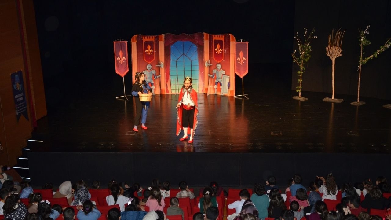 Diyarbakır'da minikler interaktif oyunla sanatın kahramanı oldu