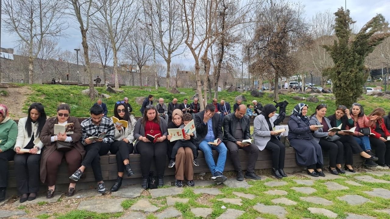 Diyarbakır'da anlamlı etkinlik: Açık havada toplanıp kitap okudular