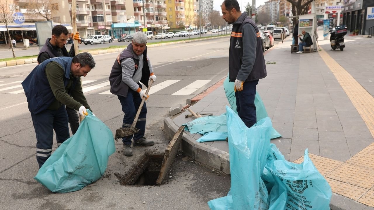 Diyarbakır'da mazgallardan çıkanlar hayrete düşürdü