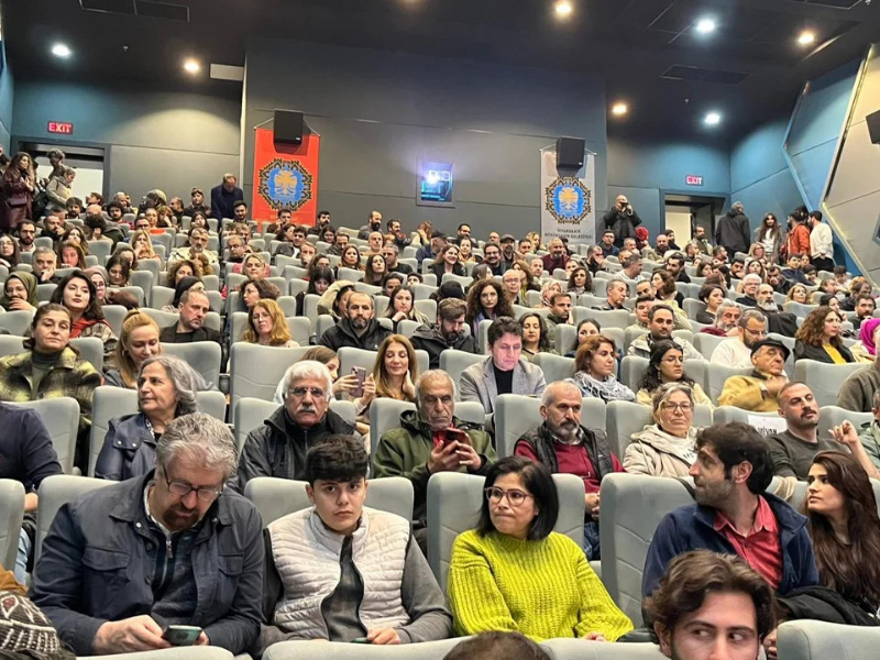 Film Ekibi Ayakta Alkışlandı