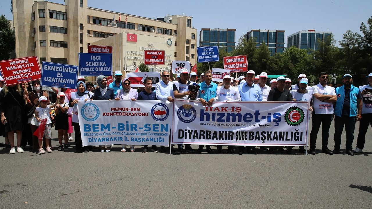 Diyarbakır'da Belediyelerden çıkarılan işçiler için basın açıklaması: Derdimiz ekmeğimizdir!