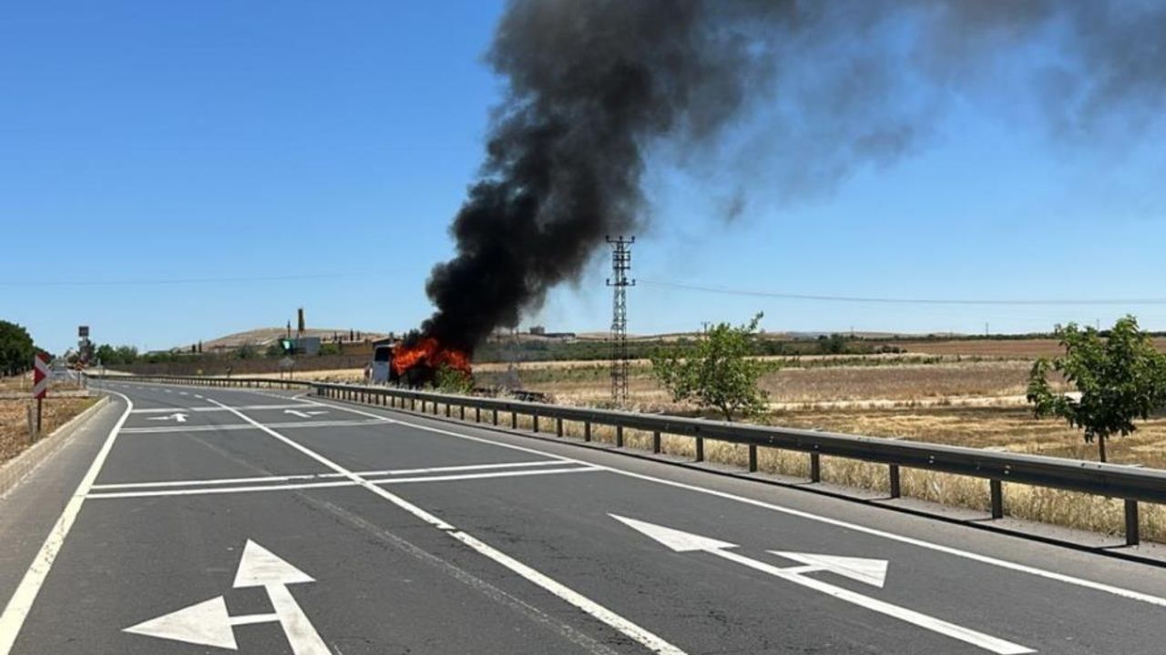 Diyarbakır karayolunda seçim görevlilerini taşıyan araç alev aldı