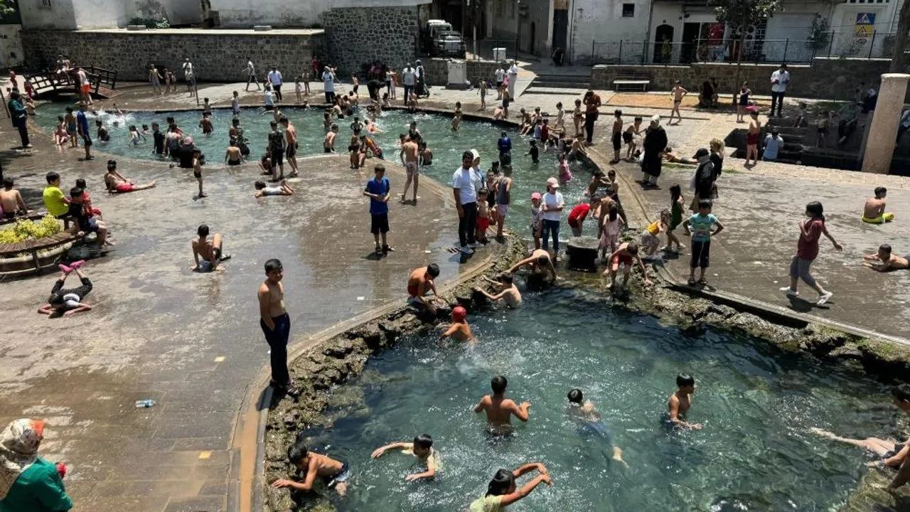 Diyarbakır children flock to the Anzele spring to escape the summer heat
