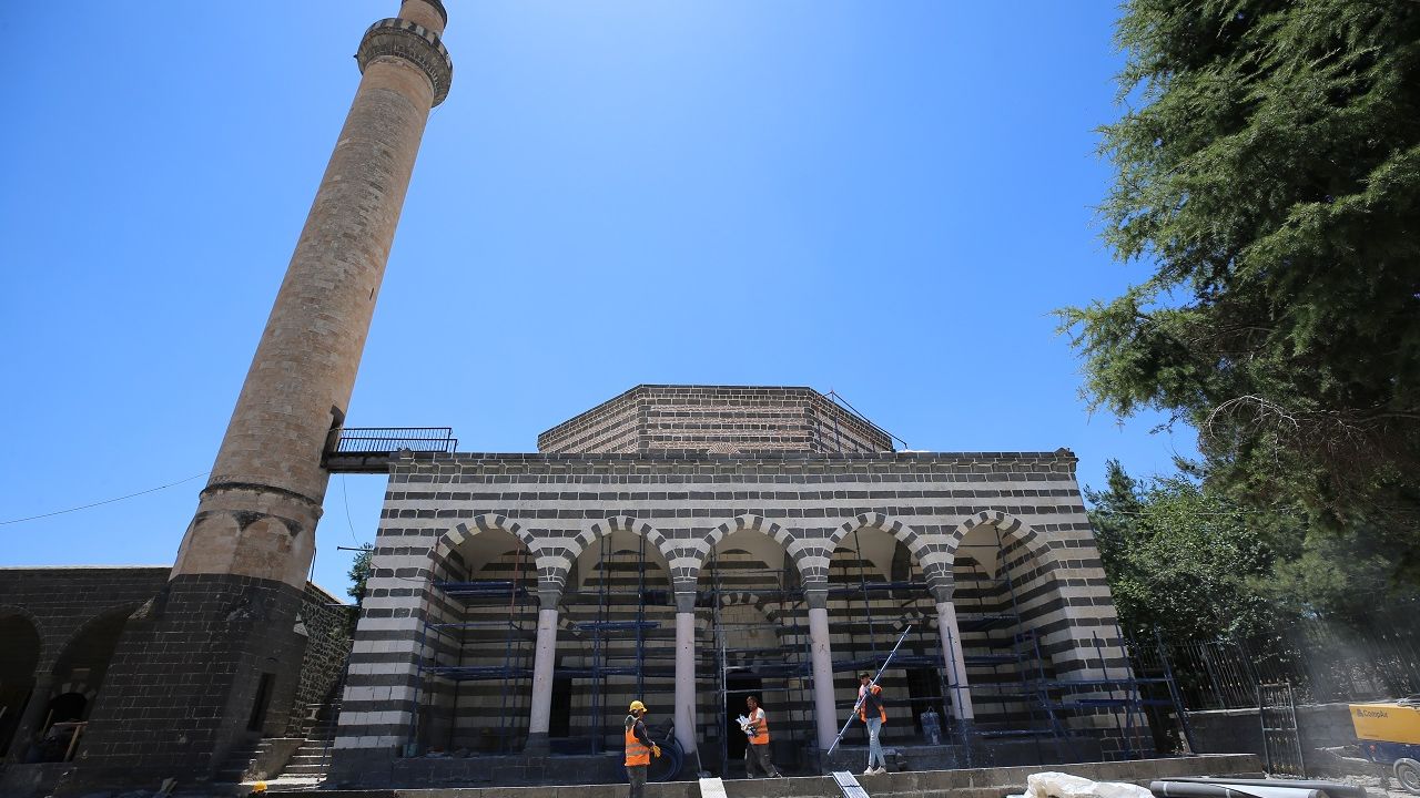 Diyarbakır'da depremde hasar alan cami yenileniyor