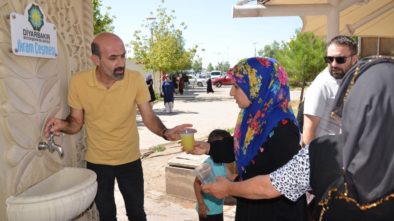 Diyarbakır'da çorba akan çeşmelerden şimdi limonata akıyor