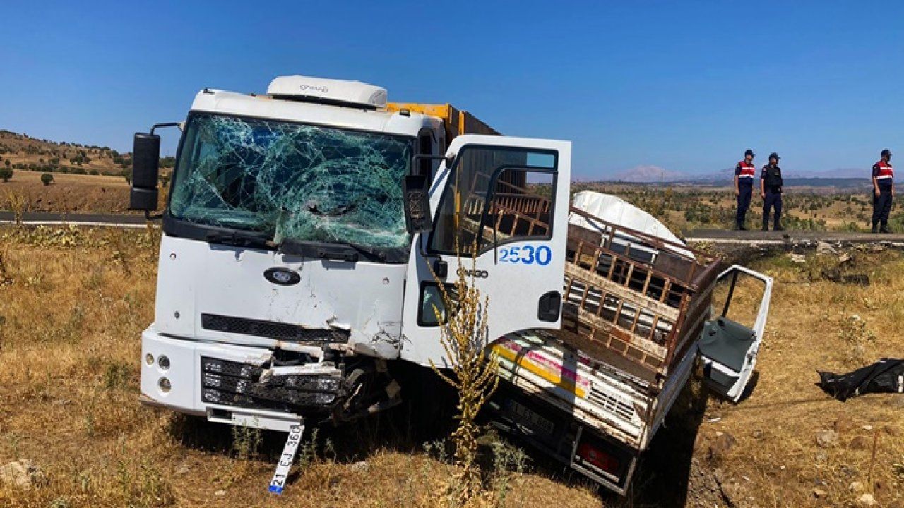 Diyarbakır'da kamyon ile pikap çarpıştı: 1 ölü,1 yaralı