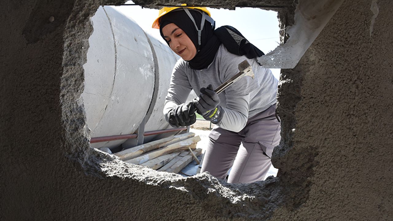 Depremde enkazdan yaralı kurtulan kadın, Şırnak'ta AFAD gönüllüsü oldu