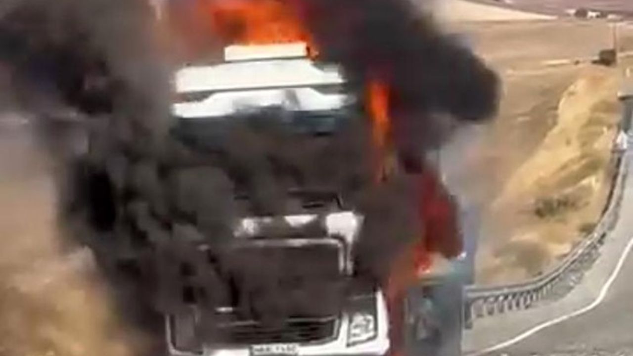 Diyarbakır’da saman yüklü tır yangını