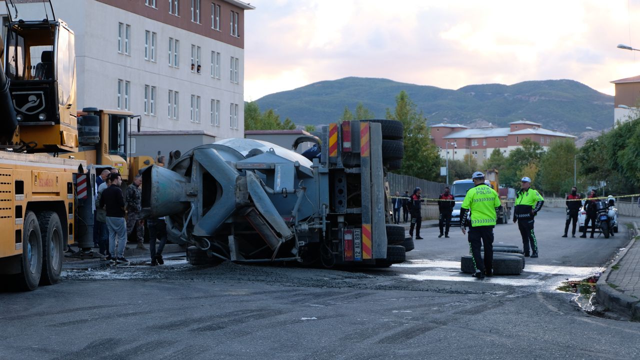 Bingöl'de beton mikseri hafif ticari aracın üzerine devrildi: 3 yaralı