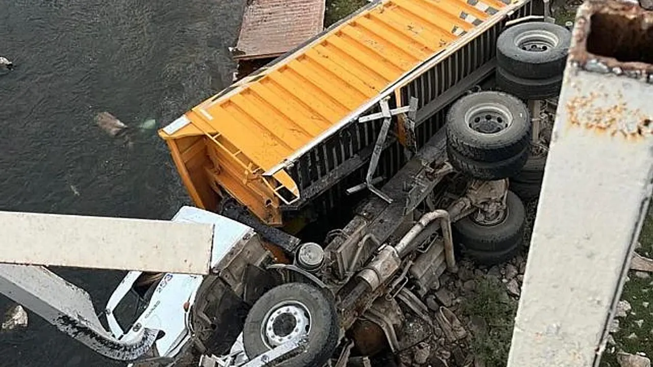 Diyarbakır'da kamyon Kızılçubuk Köprüsü'nden düştü: Sürücü ağır yaralı