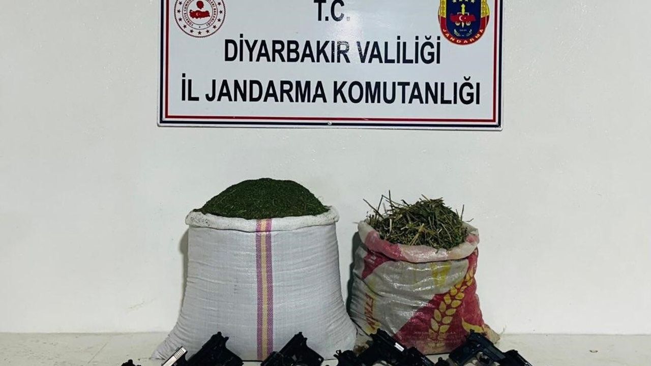 Diyarbakır’da kayalık alanda 16 tabanca ve 31 kilogram uyuşturucu ele geçirildi