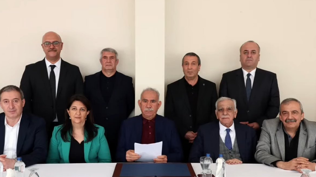 İmralı görüşmesinin fotoğrafı paylaşıldı! Öcalan’ın ilk görüntüsü!