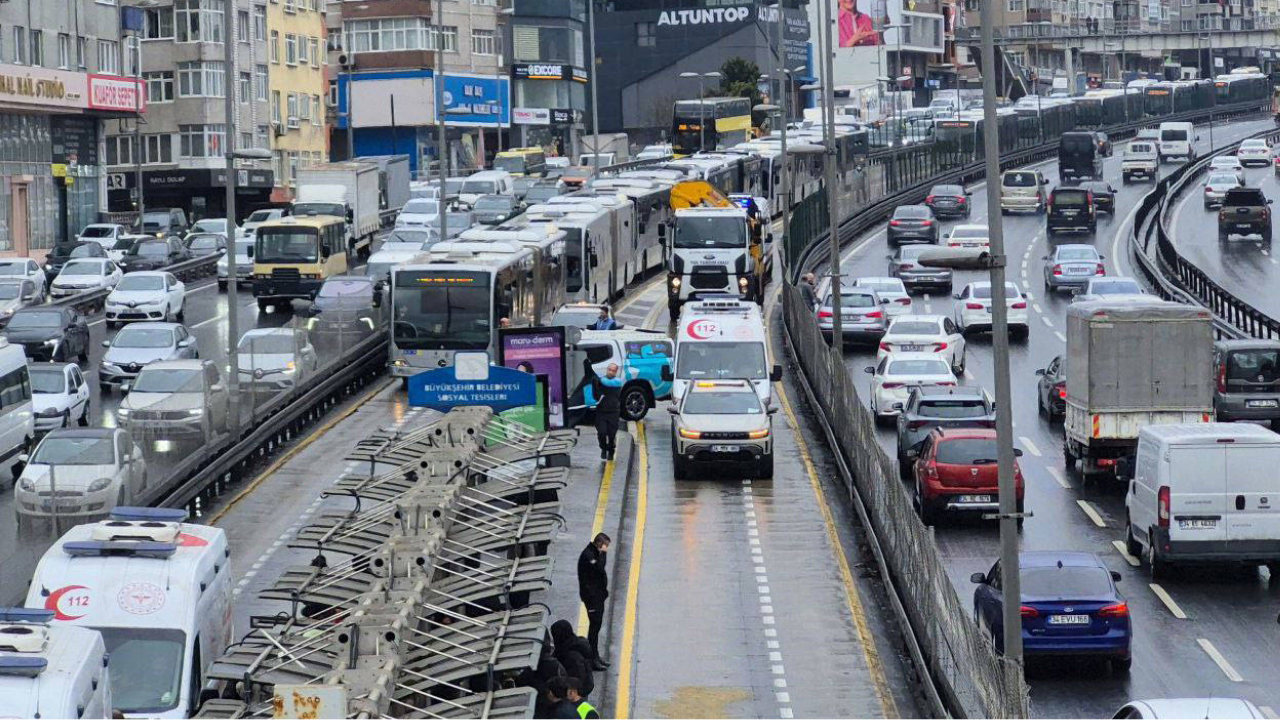 Avcılar'da metrobüs kazası: Yaralılar var!