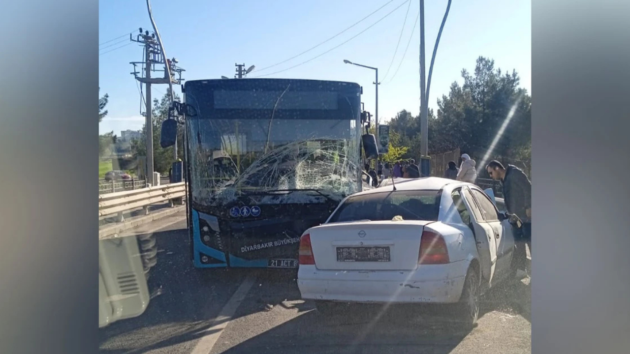 Diyarbakır’da belediye otobüsüyle otomobil çarpıştı: 1 ölü, 4 yaralı