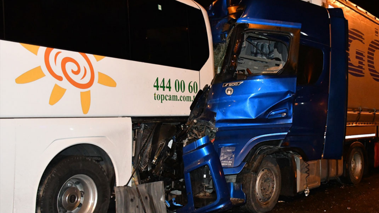 Emniyet şeridinde durdu, tır çarptı: 13 yaralı