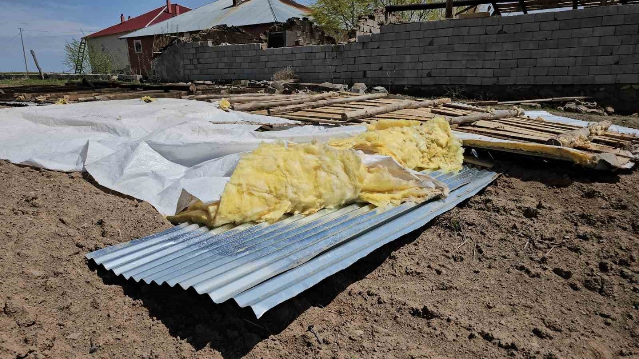 Bitlis’te çatı uçtu, hayvanlar telef oldu!