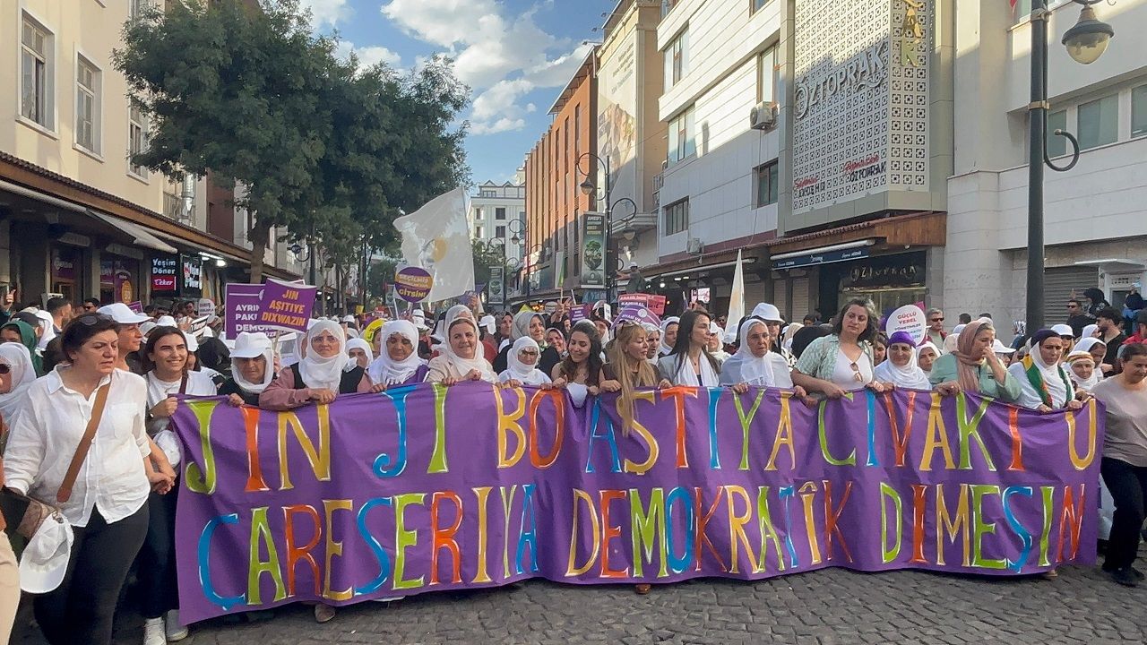 Diyarbakır’da kadınlar barış için yürüdü