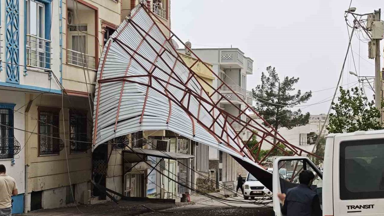 Diyarbakır’da şiddetli rüzgar çatıları uçurdu, ağaçları devirdi