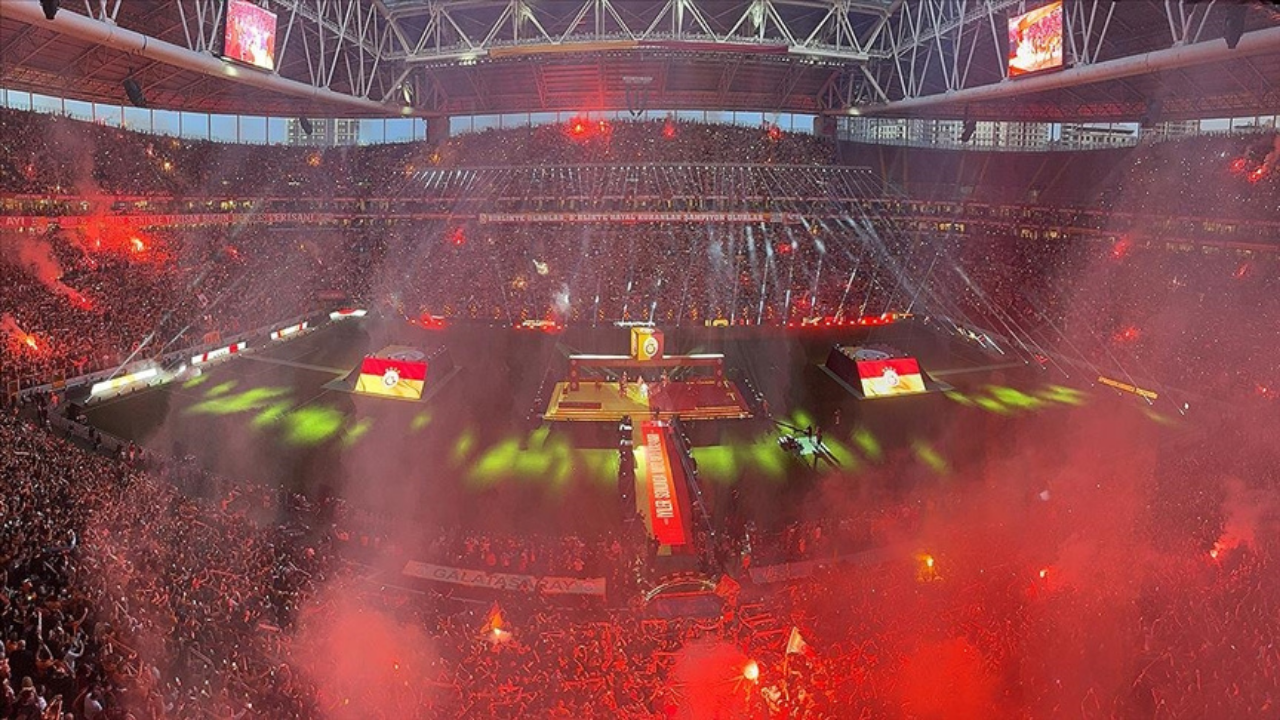 Galatasaray’ın kutlama gecesinde ünlü isimler listesi açıklandı