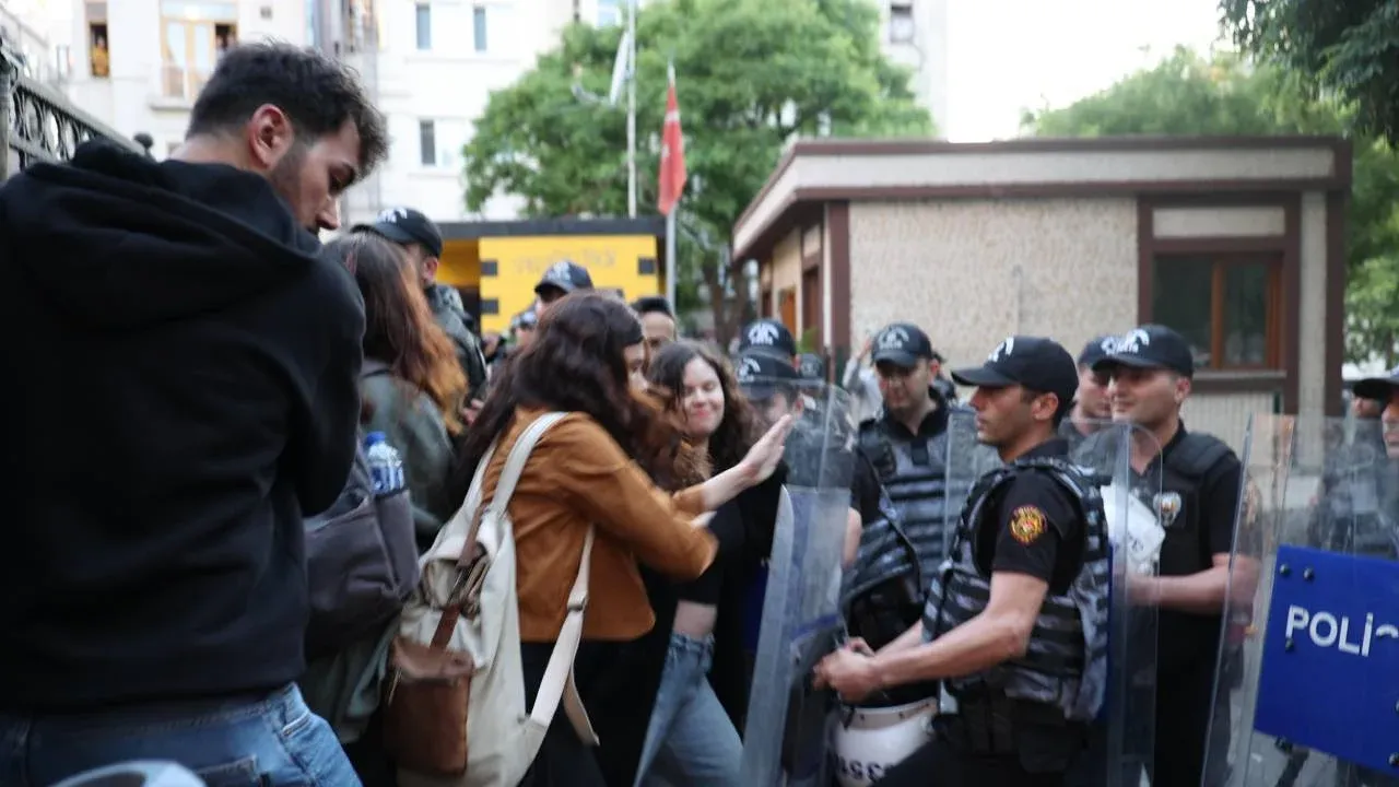 Gezi anmasında polis engeli: 87 kişi gözaltına alındı