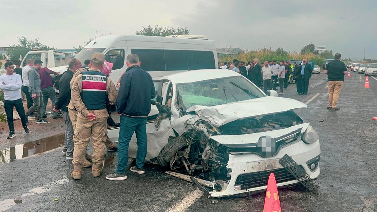 Urfa'da minibüs ile otomobil çarpıştı: 5 yaralı
