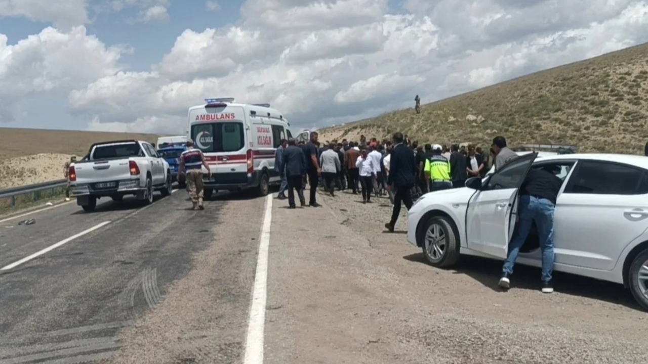 Van’da motosiklet ile minibüs çarpıştı: 2 genç hayatını kaybetti