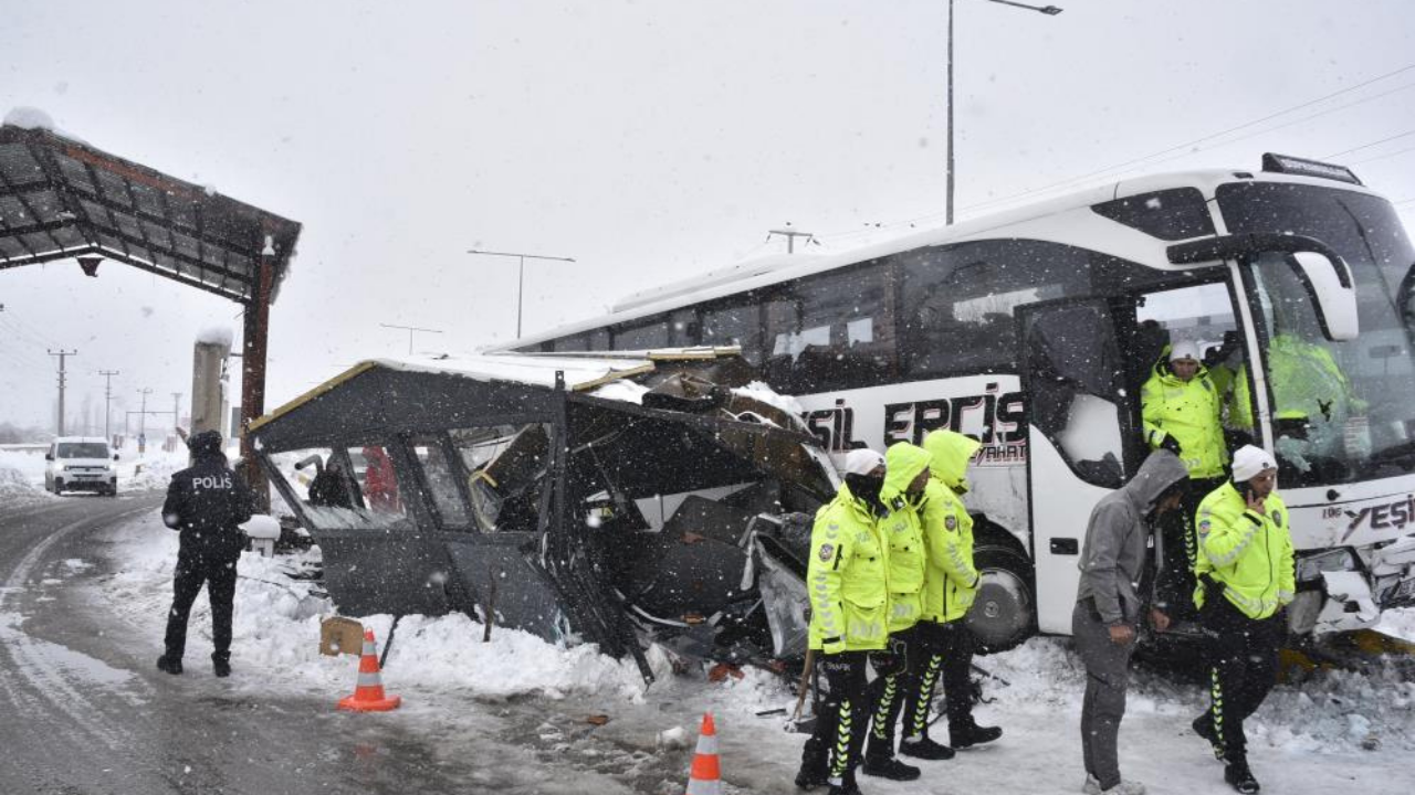 Bitlis’te yolcu otobüsü polis noktasına çarptı: 4 yaralı