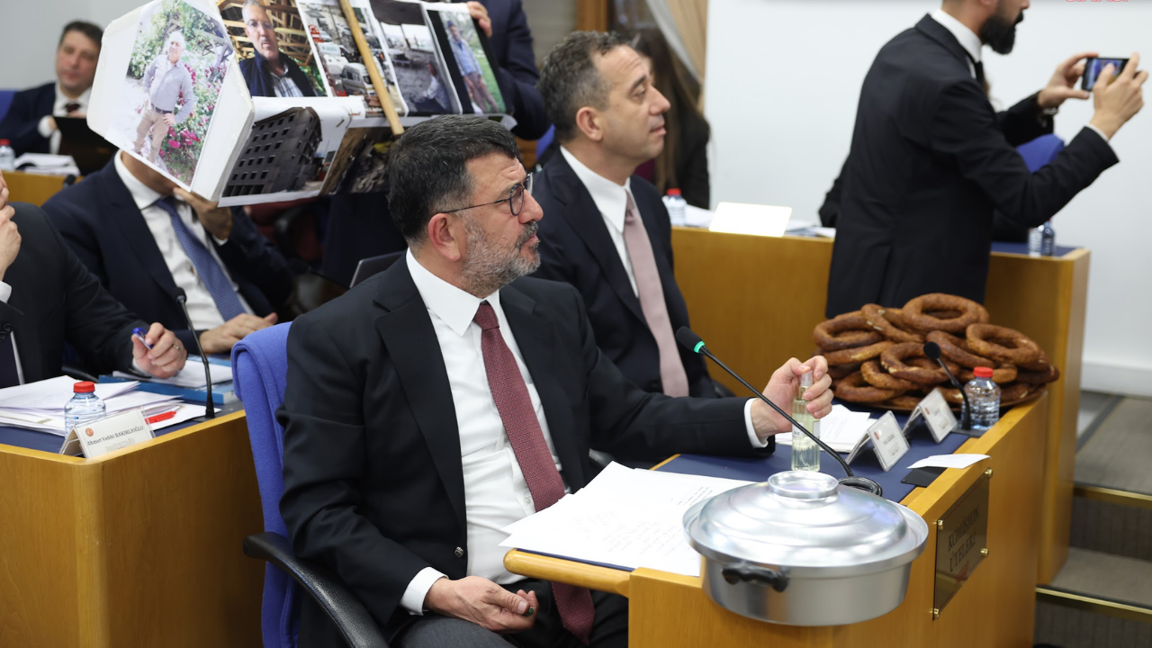 Meclis’te emekli tartışmasında tabutlu protesto