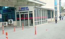 Annesinin kucağından düşen 10 aylık bebek öldü