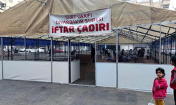 Bağlar'daki iftar çadırına asılan pankart dikkat çekti