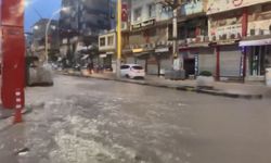 Cizre'de Sağnak Yağış ; Cadde ve sokaklar göle döndü