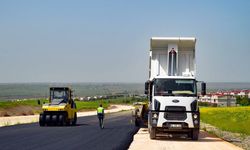 Diyarbakır'da  yol yapım çalışmalarını sürdürüyor