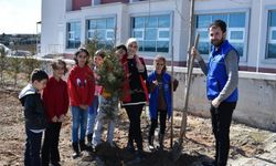 Elazığ’da öğrenciler fidanları toprak ile buluşturdu