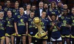 Fenerbahçe, şampiyonluk kupasını kaldırdı