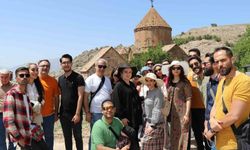 İranlı turizmciler Akdamar Adası’na hayran kaldı