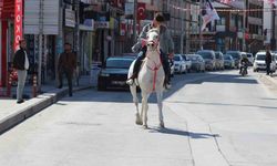 Konya’da caddede atla gezintiye çıktı