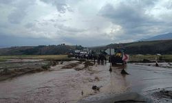 Sağanak yağış Cizre karayolunu ulaşıma kapattı