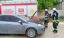 Elazığ'da seyir halindeki araç alev aldı