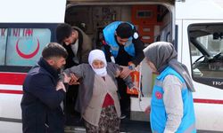 62 yaşındaki Sakine nine ambulansla oy kullandı