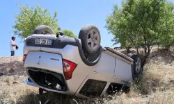 Elazığ’da otomobil şarampole yuvarlandı:  4 kişi yaralandı